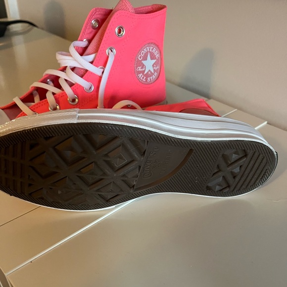 Beautiful hot pink converse size 8 woman’s - Picture 2 of 3